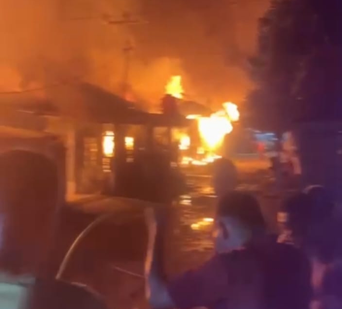 Kebakaran hebat menghanguskan enam rumah dan satu warung milik warga Desa Pangkalan Indarung saat peristiwa kebakaran, Sabtu (21/3/ 2026) dini hari.  