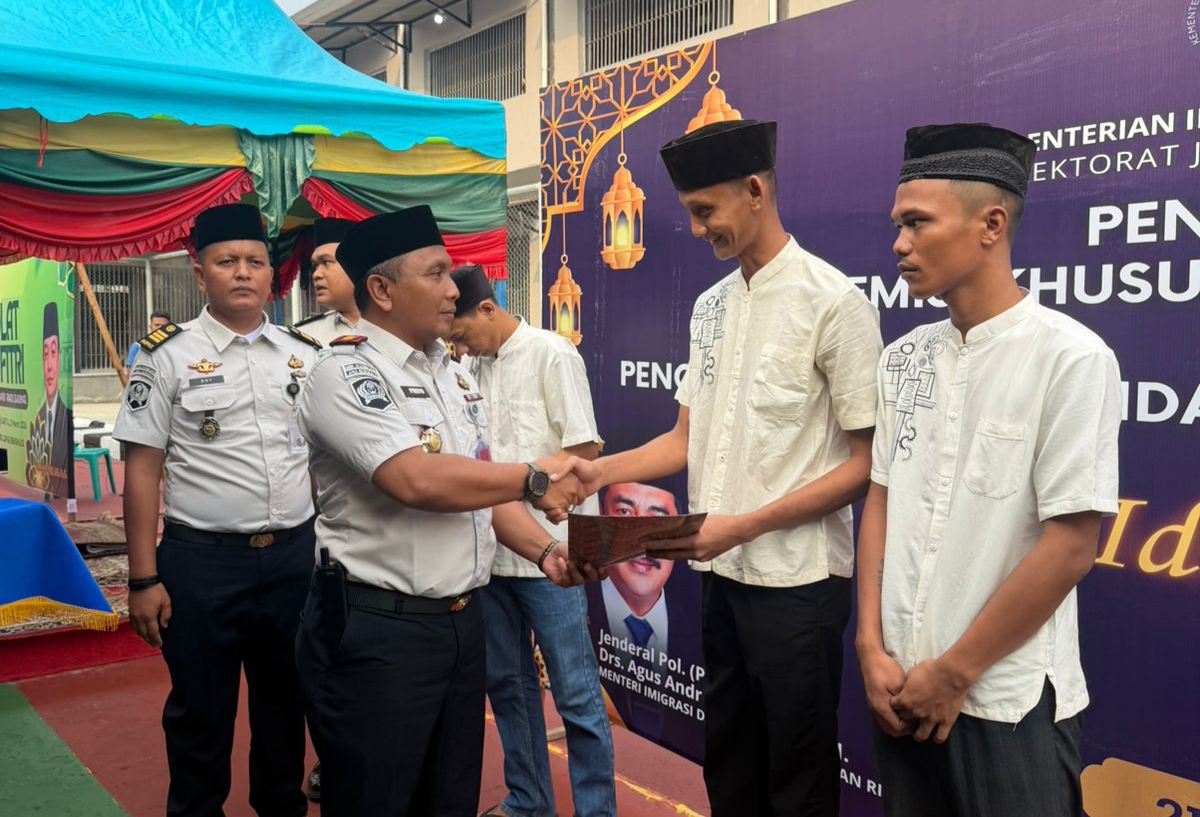 Kalapas Bengkalis menyerahkan remisi langsung bebas sempena Idulfitri 1447 H di lapas Bengkalis, Sabtu (21/3/2026).