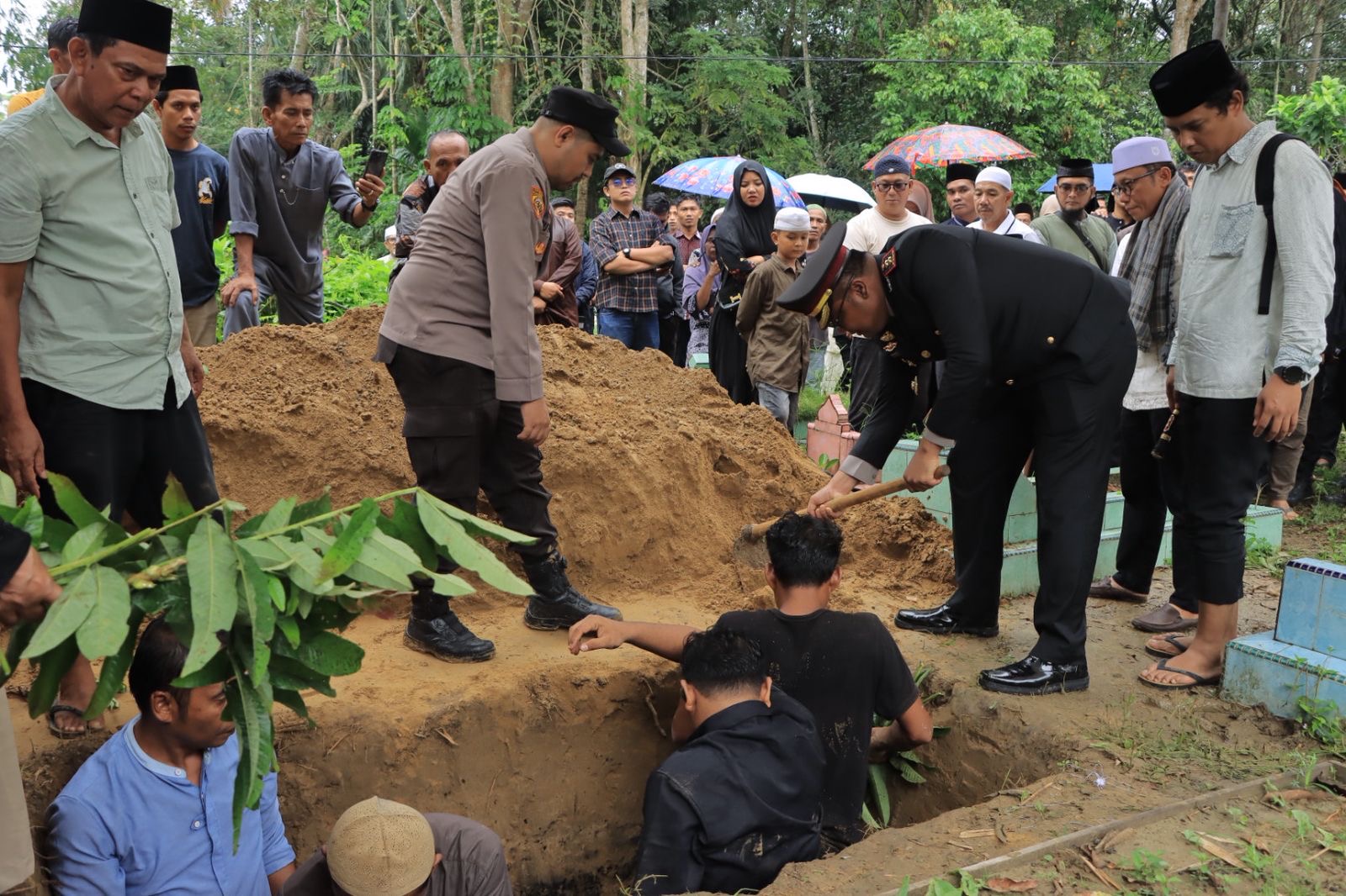 Kapolres Kampar AKBP Bobby Putra Ramadhan S memimpin upacara pemakaman alm Aiptu Apendra di pemakaman keluarga Dusun Pasar Usang, Desa Tanjung Berulak, Kecamatan Kampar, Kampar, Sabtu (21/3/2026).