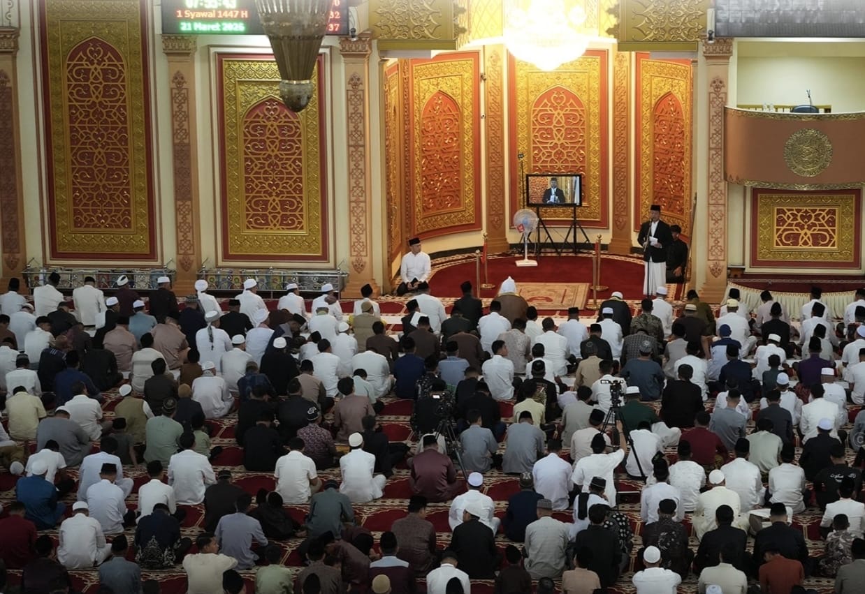Plh Bupati yang juga Wabup Rohul H Syafaruddin Poti memberikan sambutan dihadapan ribuan jamaah sebelum pelaksanaan salat Idulfitri 1447 tingkat kabupaten di MAIC Rohul, Sabtu (21/3/2026).