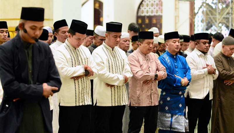 Bupati Kampar Ahmad Yuzar bersama ribuan jamaa mengikuti Salat Idulfitri di Masjid Al Ihsan Markaz Islamic Center Bangkinang, Sabtu (21/3/2026).