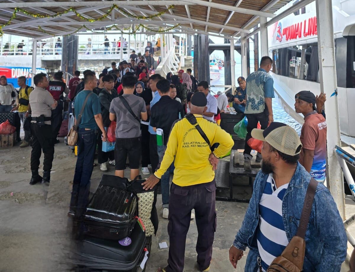 Aktivitas di dermaga Pelabuhan Domestik Tanjung Harapan, Kepulauan Meranti, foto diambil beberapa hari jelang lebaran.