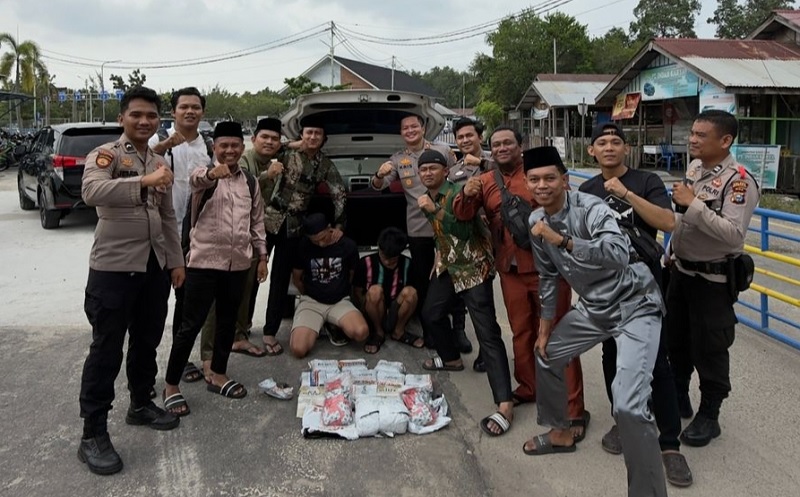 Tim Opsnal Satres Narkoba Polres Bengkalis mengamankan 2 tersangka bersama BB sabu seberat 13 kg di antrean Dermaga Roro Air Putih, Desa Air Putih, Kecamatan Bengkalis.
