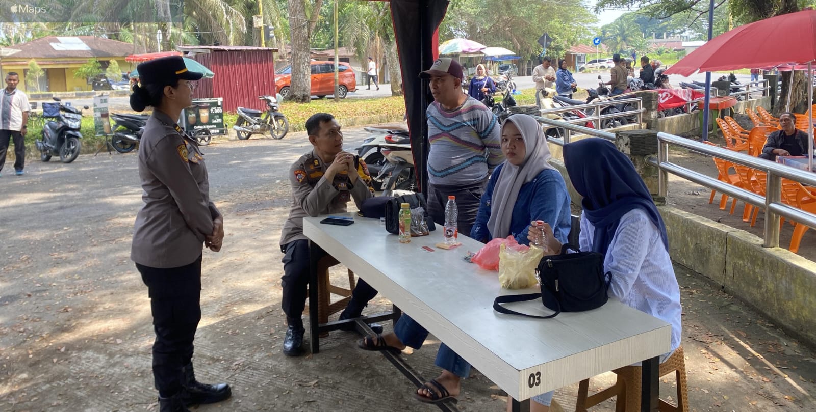 Personel Polres Inhu saat melakukan pemantauan tempat wisata tepatnya di kawasan wisata Danau Raja Rengat, Ahad (22/3/2026).