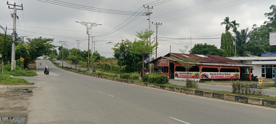 Kondisi jalan lintas tengah di Jalan Proklamasi Kecamatan Kuantan Tengah, Ahad (22/3/2026) terlihat sepi di hari kedua Idulfitri. 
