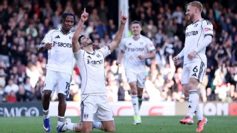 Ra&uacute;l Jim&eacute;nez menunjuk ke langit setelah mencetak gol dalam kemenangan Fulham atas Burnley. 