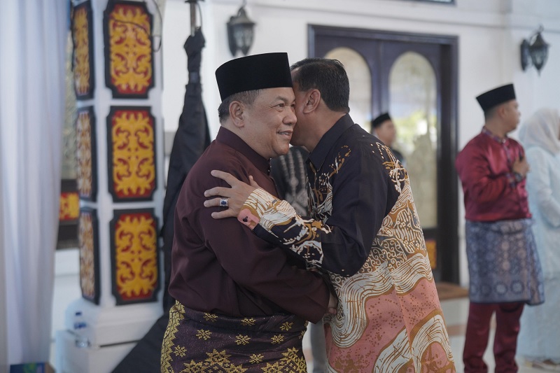 Bupati Kuansing H Suhardiman Amby dirangkul Plt Gubernur Riau H SF Hariyanto saat menghadiri open house, Sabtu (21/3/2026) petang