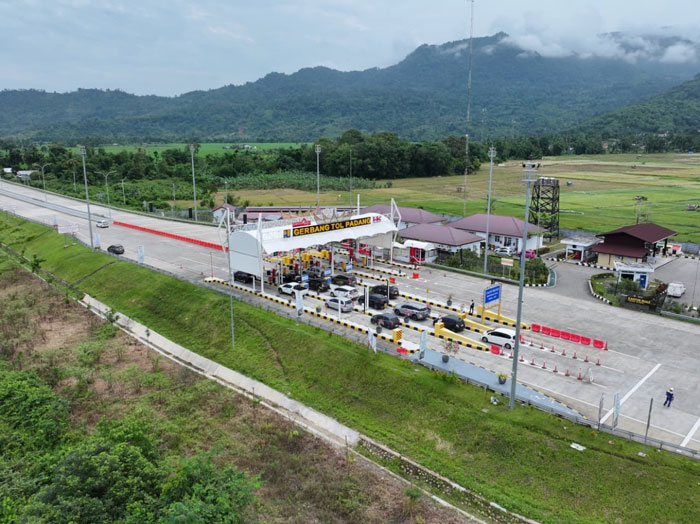Terlihat beberapa kendaraan mengantre di Gerbang Ruas Tol Padang beberapa waktu lalu. 