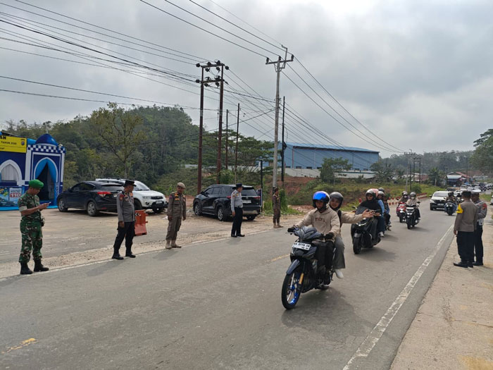Personel gabungan mengatur arus lalu lintas lalu lintas di pos pelayanan terpadu XIII Koto Kampar, Kabupaten Kampar, Ahad (22/3/2026).