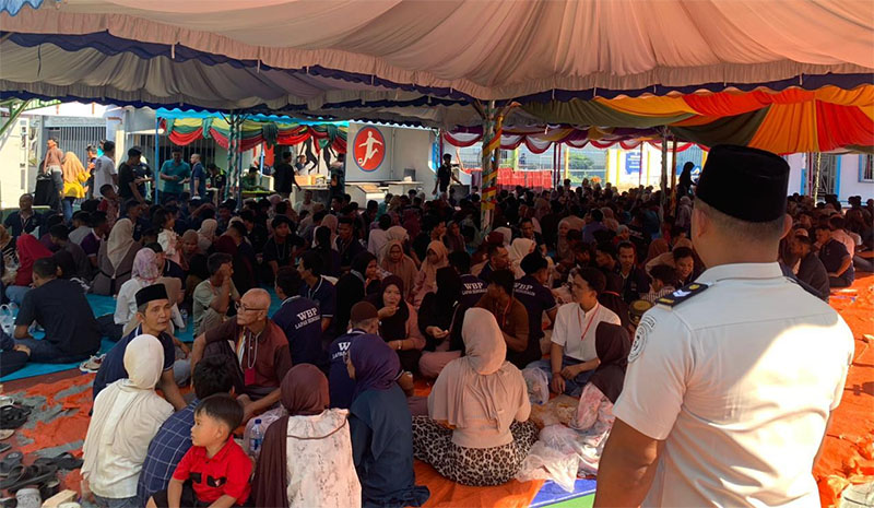 Petugas Lapas memberikan arahan kepada pengunjung untuk menjaga ketertiban dan keamanan selama masa kunjungan Idulfitri di Lapangan Lapas Bengkalis, Ahad (22/3/2026).