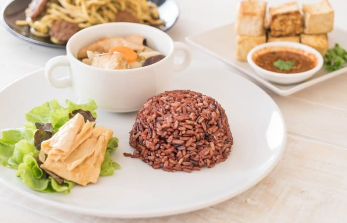 Nasi merah bisa menjadi salah satu alternatif pengganti nasi putih untuk makan malam.  