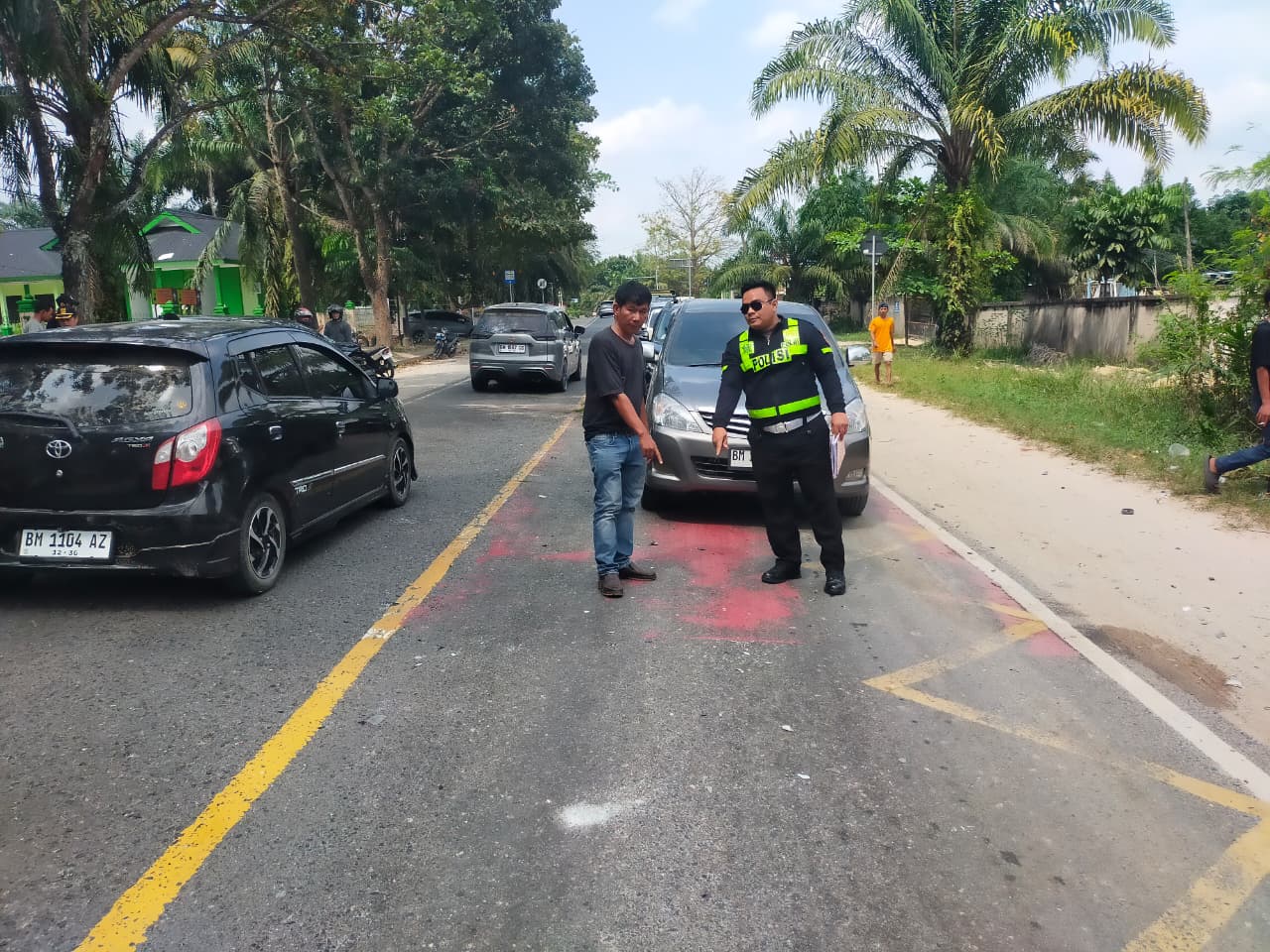 Polisi tengah melakukan olah TKP di lokasi Kecelakaan lalu lintas di Jalan Yos Sudarso Km 15, tepatnya di depan SMKN 5, Kecamatan Rumbai Barat, Pekanbaru, Senin (23/3/2026) sekitar pukul 13.25 WIB.