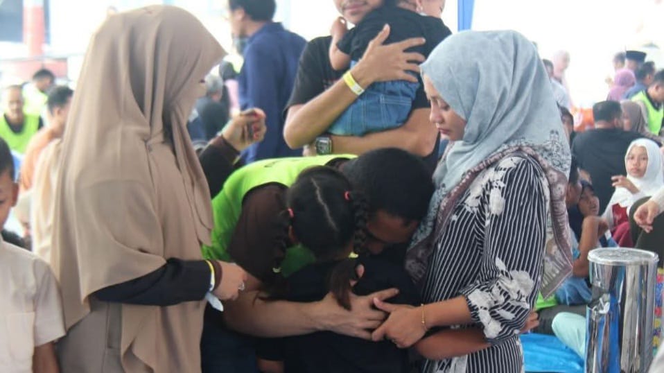 Seorang napi memeluk erat putrinya yang datang berkunjung pada Hari Raya Idulfitri hari ketiga di Lapas Kelas IIA Pekanbaru pada Senin (23/3/2026), ft hendrawan kariman