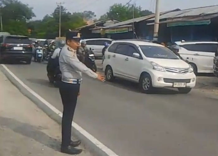 Arus mudik dari Pekanbaru menuju Sumbar serta arus balik dari Sumbar menuju Riau di jalan lintas yang melewati wilayah Kabupaten Kampar terpantau mengalami kepadatan lalu lintas, Senin (23/3/2026). 