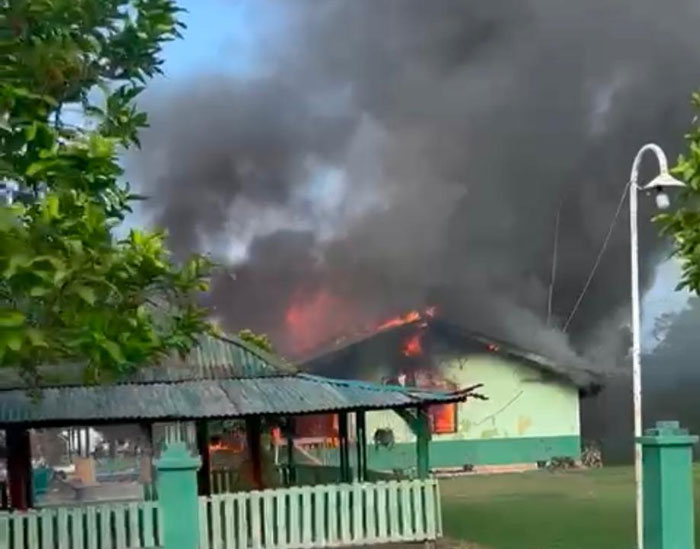 Api membakar Kantor Koramil 0322-01 Siak di Kampung/Desa Benteng Hulu, Kecamatan Mempura, Kabupaten Siak, Senin (23/3/2026).
