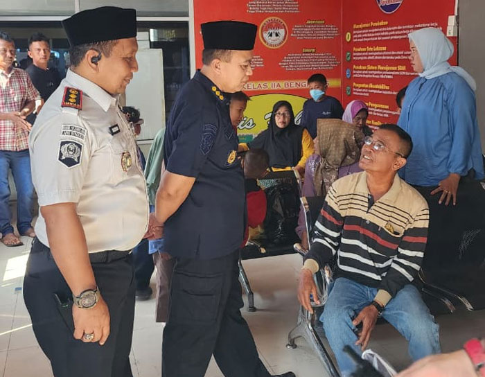 Petugas Lapas Bengkalis berdialog dengan pengunjung  dari keluarga WBP terkait pelayanan kunjungan selama tiga hari yang diberikan pihak Lapas Bengkalis, Senin (23/3/2026).