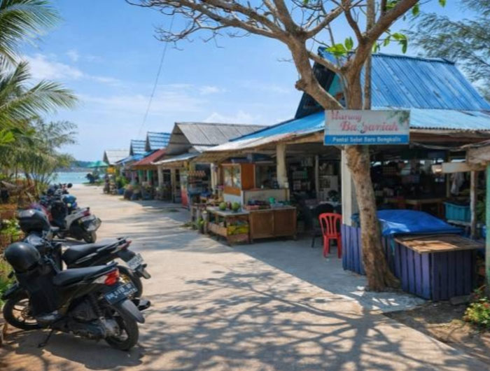 Lokasi kuliner yang ada di Lantai Indah Selat Baru menambah daya tarik pengunjung untuk datang ke pantai berlibur bersama keluarga, Senin (23/3/2026).