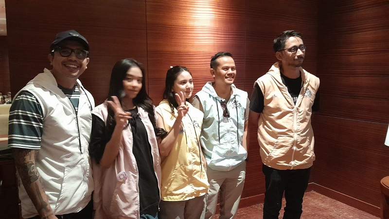 Para cast dan crew film Pelangi di Mars menyambut warga Pekanbaru dengan hangat di Mal SKA, Senin (23/3/2026).