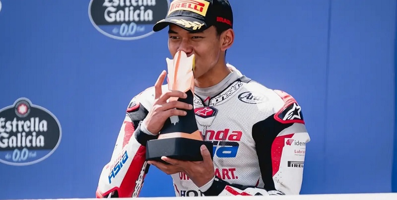 Pembalap Indonesia Veda Ega Pratama merayakan podium ketiga Moto3 Brasil 2026 yang menjadi sejarah baru bagi Indonesia. 