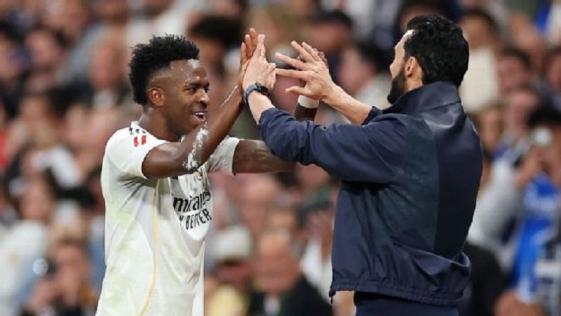 Vinicius Junior merayakan golnya bersama manajer Real Madrid Alvaro Arbeloa selama derbi Madrid.    