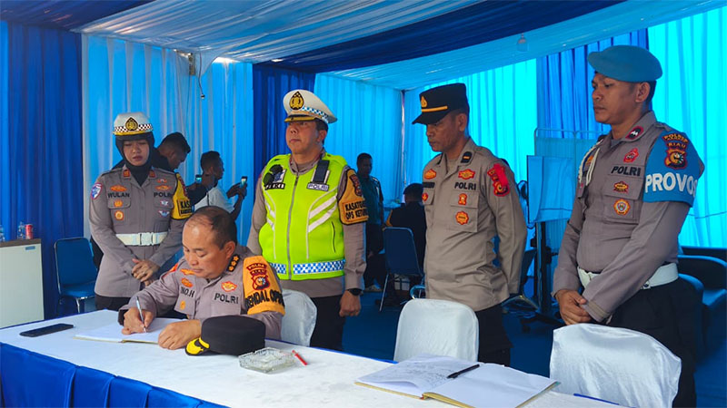 Dirlantas Polda Riau Kombes Pol Jeki Rahmat Mustika saat melakukan pemantauan di Posko Pelayanan di Kabupaten Kampar, Selasa (24/3/2026).
