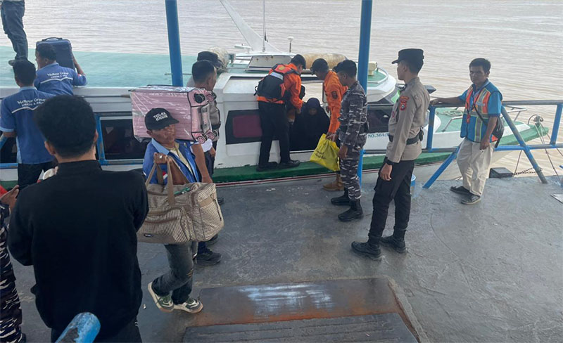 Petugas melakukan pengawasan keberangkatan penumpang dari Pelabuhan Pelindo Tembilahan menuju Kepulauan Riau, Selasa (24/3/2026).