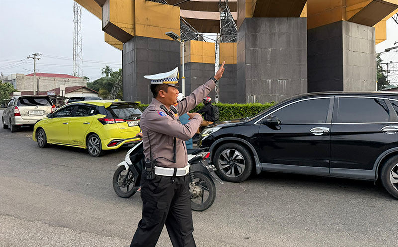 Kasat Lantas Polres Kuansing AKP Siswoyo bersama personel melakukan pengaturan arus kendaraan di kawasan Tugu Cerano Teluk Kuantan, Selasa (24/3/2026).  