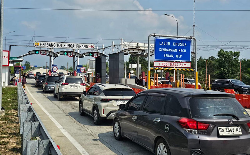 Antrean kendaraan di gerbang Tol Sungai Pinang Ruas Tol XIII Koto Kampar, Selasa (24/3/2026). 