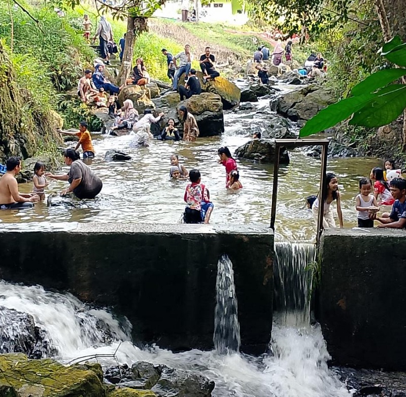 Lokasi air terjun Guruh Gemurai Desa Kasang Kecamatan Kuantan Mudik, membludak di kunjungi masyarakat wisatawan lokal, Selasa (23/3/2026).
