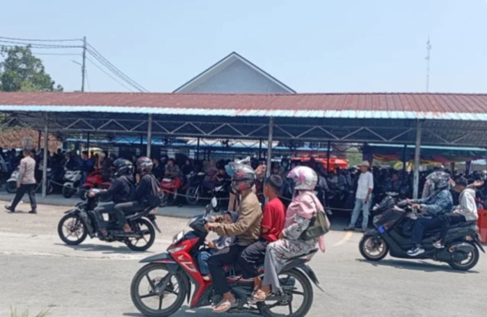 Arus balik H+3 di Dermaga Roro Air Putih Bengkalis dipadati kendaraan bermotor jenis roda dua yang antre sampai ke penjualan tiket, Selasa (23/3/2026) sore.