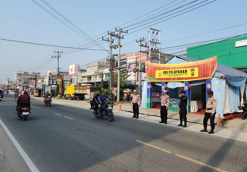 Petugas gabungan saat mengatur arus lalu lintas di Jalan Lintas Timur, Selasa (24/3/2026). Terjadi peningkatan kendaraan saat arus balik. 