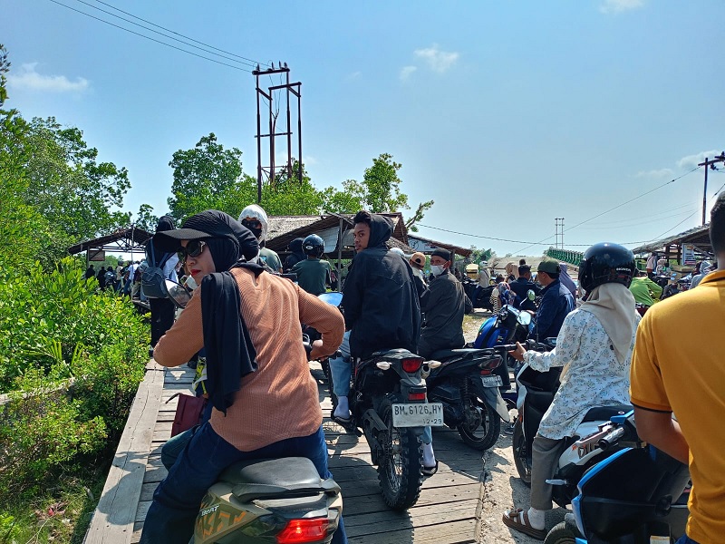 Arus penyeberangan di jalur Alai&ndash;Gogok Darussalam, Kecamatan Tebingtinggi Barat, Kabupaten Kepulauan Meranti, dipadati warga hingga menyebabkan antrean panjang, Selasa (24/3/2026) siang.