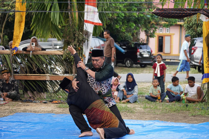 Ketua DPRD Kuansing, H Juprizal SE MSi (baju batik berpeci) tampil di Laman Silat Pendekar Boncu Kenegerian Cengar Kuantan Mudik, Senin (23/3/2026).