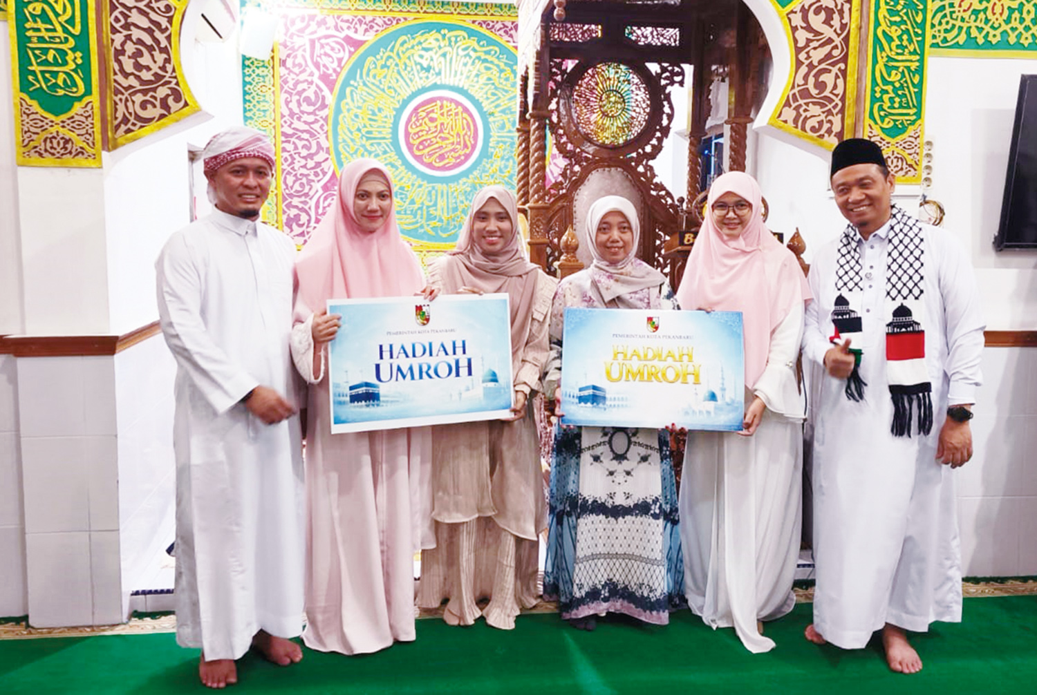 Pemenang Umrah Salat Idulfitri Pemko Pekanbaru berfoto bersama Wako Pekanbaru Agung Nugroho didampingi Wawako Pekanbaru Markarius Anwar dan Ketua TP PKK Pekanbaru Sulastri Agung serta Ketua I TP PKK Pekanbaru Sari Rahmawati, Sabtu (21/3/2026).