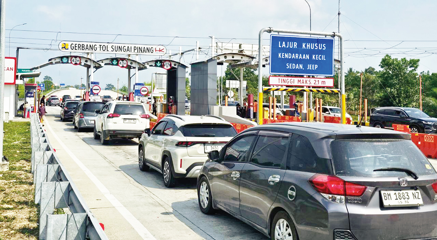 Puluhan kendaraan memadati gerbang tol Sungai Pinang, Bangkinang, Kampar, Selasa (24/3/2026). 