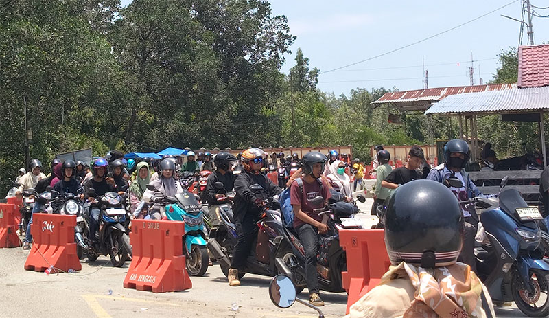 Antrean kendaraan roda dua membludak di Dermaga Roro Air Putih Bengkalis. Untuk kendaraan roda 4 masih aman, sementara antrean motor mengular  