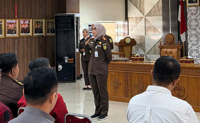 Kajari Pekanbaru Silpia Rosalina memberikan arahan ke pegawai pada hari pertama kerja pasca cuti Idulfitri di Kejari Pekanbaru, Rabu (25/3/2026).   
