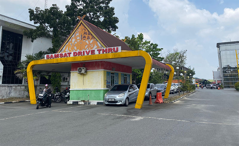 Masyarakat antre membayar pajak kendaraan bermotor di Samsat Simpang Tiga Pekanbaru, Rabu (25/3/2026). 