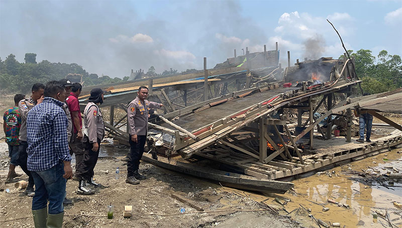 Kapolsek Peranap, Iptu Yopi Ferdian SH MH MSI bersama personel saat melakukan penertiban dan pemusnahan peralatan PETI, Rabu (25/3/2026). 