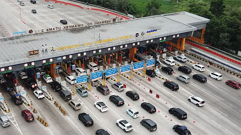 One way dari Tol Cipali ke Kalikangkung saat momen puncak arus mudik Lebaran, Rabu (18/3).   