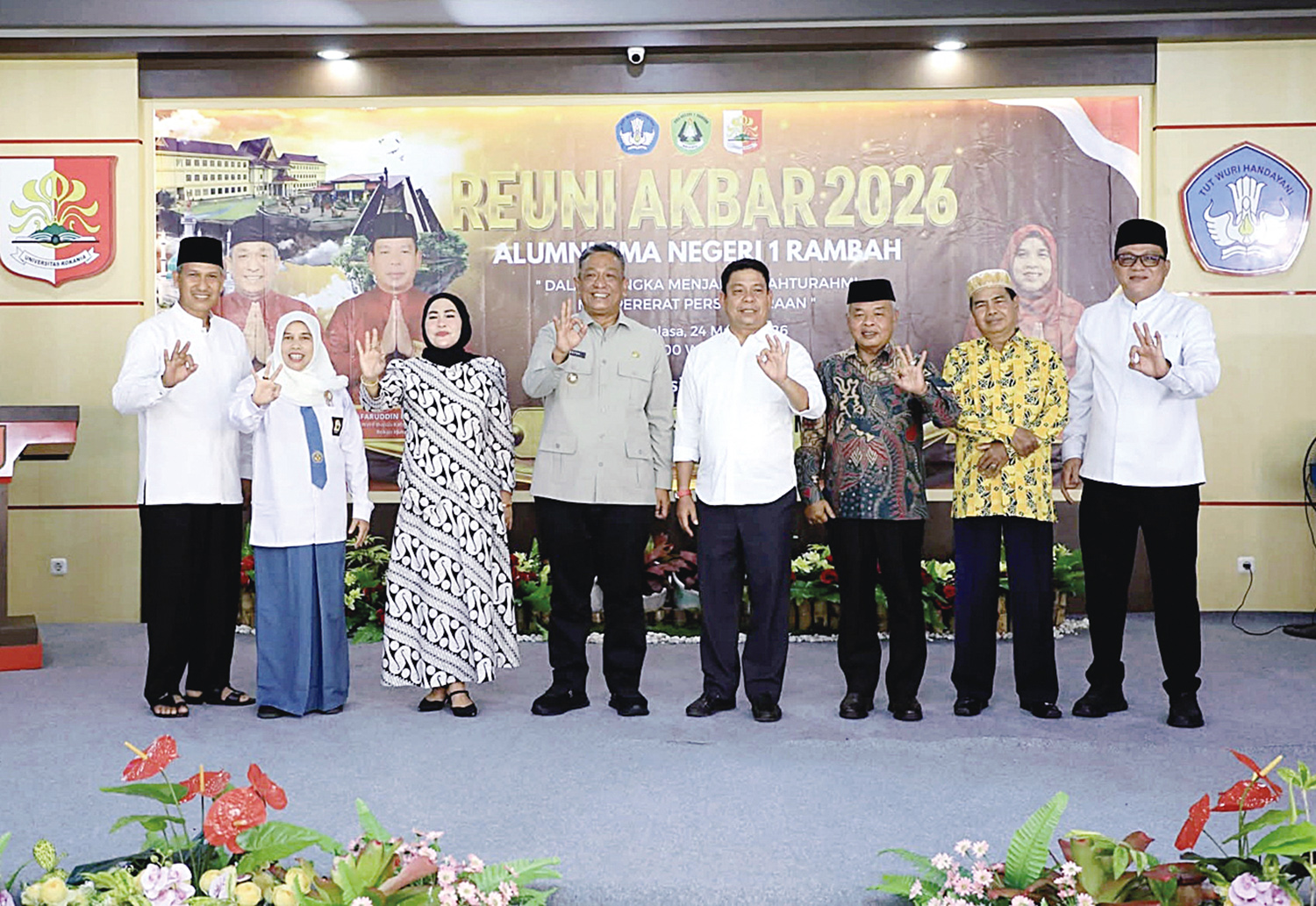 Bupati Rohul Anton ST MM dan Wabup H Syafaruddin Poti SH MM foto bersama dengan panitia reuni akbar 2026 alumni SMAN 1 Rambah di Kampus Universitas Rokania, Selasa (24/3/2026).