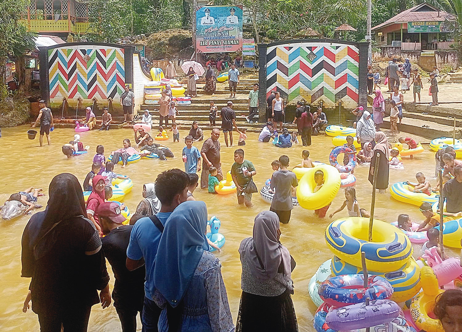 Wisatawan menghabiskan waktu libur di objek wisata Air Panas Hapanasan, Desa Rambah Tengah Hulu, Kecamatan Rambah, Selasa (24/3/2026). 