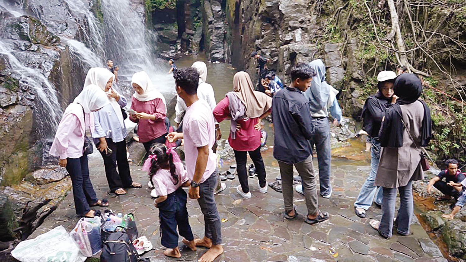 Lokasi air terjun Guruh Gemurai Desa Kasang, Kecamatan Kuantan Mudik, Kabupaten Kuansing membludak dikunjungi  wisatawan lokal, Selasa (24/3/2026). 