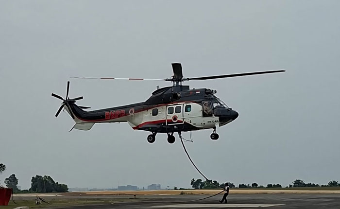 Helikopter water bombing bantuan BNPB tiba di Provinsi Riau.