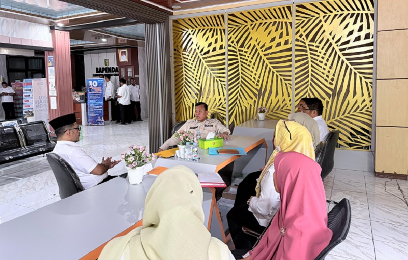 Bupati Kuansing Dr H Suhardiman Amby MM disambut Kepala Bapenda Kuansing Dr H Masrul Hakim MPd saat sidak hari pertama masuk kerja ke Bapenda Kuansing, Rabu (25/3/2026)