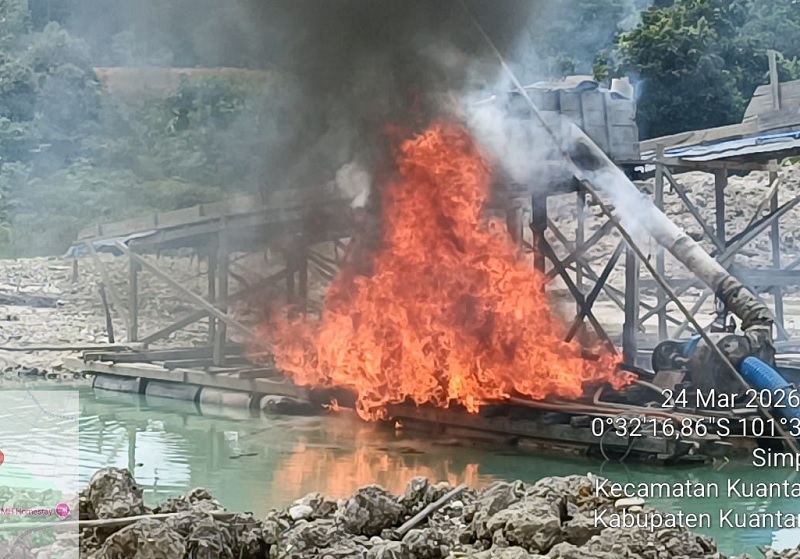 Satreskrim Polres Kuansing melakukan penertiban PETI. Tiga rakit yang ditinggal ditemukan Kelurahan Simpang Tiga Kecamatan Kuantan Tengah, Selasa (24/3/2026) itu langsung dibakar personel.