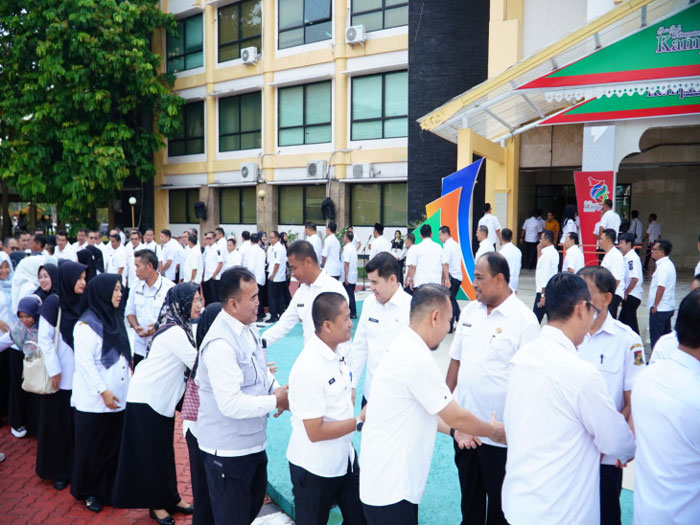 Bupati Kampar Ahmad Yuzar bersilaturahmi dengan seluruh ASN dan PPPK saat apel gabungan di Kantor Bupati Kampar, Bangkinang, Rabu (25/3/2026).