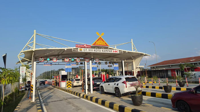 Antrean Kendaraan di gerbang Tol XIII Koto Kampar, Kabupaten Kampar Rabu (24/3/2026). 