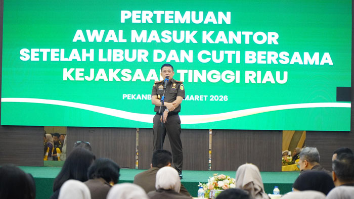 Kajati Riau Sutikno beri arahan kepada seluruh pegawai pada hari pertama masuk kerja pada Rabu (25/3/2026).