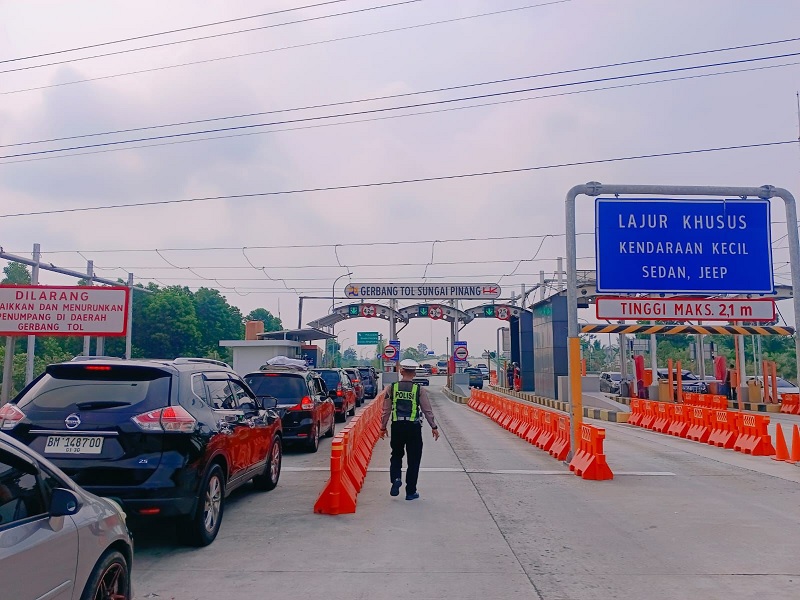 Petugas Ditlantas Polda Riau saat melakukan pengaturan lalu lintas di Gerbang Tol Sungai Pinang, Rabu (25/3/2026).